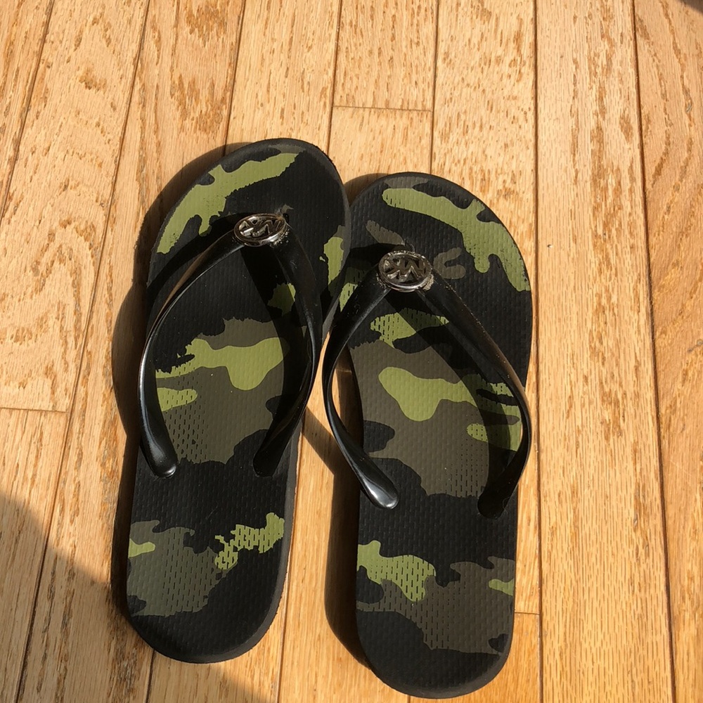 Micheal Kors flip flops
